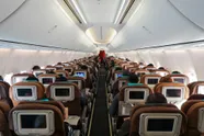 Stewardess onthult 'gruwelijke' reden waarom passagiers nooit een t-shirt in een vliegtuig zouden moeten dragen