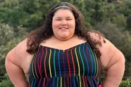 Plus-size model boos op luchthaven nadat ze klem geraakt in draaideur: “Ik dien klacht in!”