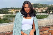 Love Island-bom Raphaella probeert al wat badpakken en bikini's voor de zomervakantie (video)