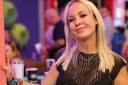 Voormalige Lasgo-zangeres Evi Goffin poseert in bikini en dat maakt haar volgers redelijk wild (foto's)