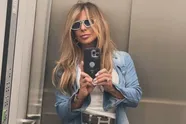 Fitness-oma (53) die jonge venten verslindt poseert poedelnaa.kt in het schuim (foto's)