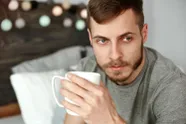 Drink jij meteen na het opstaan een kop koffie? Dan hebben experts slecht nieuws voor jou...