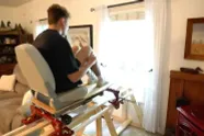 Een mens moet zich toch met iets bezighouden: Drew bouwt een rollercoaster door zijn huis