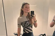 'Wielerbom' Puck Moonen toont in bikini waarom ze de populairste is van het vrouwenpeloton (foto's)