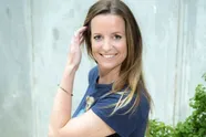 Elke Clijsters in badpak doet volgers terugdenken aan iconische tv-serie: "Net een Baywatch-babe!"