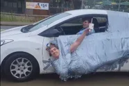 Welkom in Ingelmunster, waar ze op de deuntjes van Sam Gooris mensen aan een auto kleven