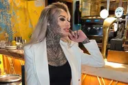Meest getatoeëerde vrouw van Groot-Brittannië gaat uit de kleren om haar kunstwerkjes te showen (foto's)