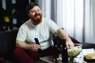 Onderzoekers hebben verrassend nieuws: een bierbuik is weer helemaal in de mode!