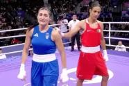 Italiaanse boksster geeft er na 46 seconden de brui aan op Olympische Spelen nadat 'biologische man' haar neus breekt