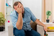 "Mijn hitsige buurvrouw wil met mij stoeien in haar zwembad. Maar er is één ding waar ik echt bang voor ben!"