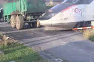 Belgische boer beleeft geen beste dag, wanneer TGV in Doornik deel van z'n tractor op sleeptouw neemt