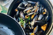 Bekende chef geeft 2/10 aan mosselen uit bekende supermarkt: "Muffe geur, slechte smaak!"