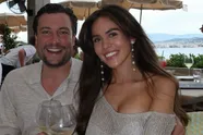 Viktor verdient geld als slijk als DJ, Sarah is ondertussen in badpak en bikini de koningin van Saint-Tropez