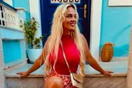 Ashley uit 'Big Brother' waant zich Pamela Anderson in rood badpak: "Ik heb mond op mond nodig!" (foto's)