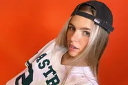 Hollands bommetje Lies Zhara laat haar topje achterwege en geeft 'ze' wat lucht: "Ik heb nog twee handen!"