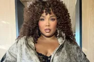 Lizzo poseert in badpak om sabbatjaar aan te kondigen, volgers vooral lovend over haar gewichtsverlies