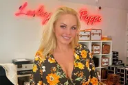 Lesley-Ann Poppe verklapt waar ze al eens in haar 'geboortekostuum' rondloopt: "Daar durf ik het wel"