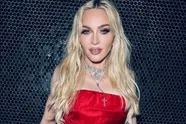 Madonna gooit nog eens al haar kleren uit, maar houdt haar minnaar (half) verborgen (foto's)
