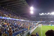 Voetbal een feest!? Harde kern van Club Brugge toont nazigroet tijdens antiracisme-actie in Luik