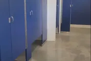 Dit zijn de redenen waarom deuren van openbare toiletten niet tot aan de grond reiken