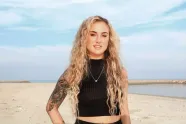 Temptation-Rosanna deelt stomende kiekjes om haar rondingen en tattoos in de kijker te zetten