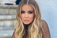 Voormalige Baywatch-babe Carmen Electra laat 'ze' er bijna uit floepen in erg pikante outfit (foto's)