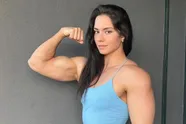 'Knapste bodybuildster ter wereld' toont in bikini waarom ze die titel heeft gekregen (foto's)