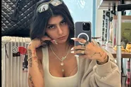 Mia Khalifa die (erg schaars gekleed) met haar poes speelt, daar ben je toch even niet goed van (video)