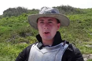 Geschifte YouTuber waagt zich (in ridderharnas) op 'dodelijkste eiland ter wereld', waar 4.000 gifslangen leven