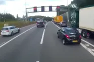 Andere verkeersregels!? Nederlandse automobilist heeft speciale manier van invoegen op Belgische snelweg