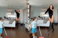 Influencer-mama doet dansje op het internet, en haar kleine heeft misschien binnenkort een nieuwe papa