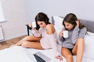 Emily en Olivia bedriegen beiden hun partner, de reden waarom is 'speciaal': "Ze verdienen te weinig, wij moeten alles betalen!"
