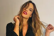 Topmodel Alessandra Ambrosio schittert niet alleen op de catwalk, maar ook in badpak op het strand (foto's)