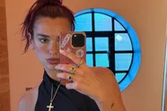 Dua Lipa steelt de show op de rode loper in erg gewaagde outfit: "Euhm, je bent hier niet op het strand!" (foto's)