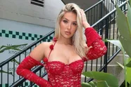 'Pikant' model Skyler brengt amper gekleed 'verslag' uit van dodelijke orkaan: "Dit is écht walgelijk!" (video)