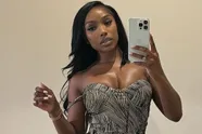Model begeeft zich met bh die amper iets bedekt op straat: "Durven vrouwen echt zo buiten komen!?" (foto's)