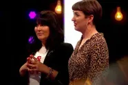 Presentatrice 'N*ked Attraction' verklapt hoe het soms 'uit de hand loopt' achter de schermen: "Iets té heet soms..."