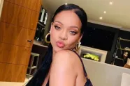 Rihanna zoekt de grenzen van Instagram op door te poseren in héél weinig kleren (foto's)
