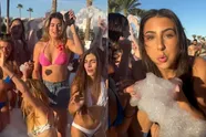 Wie wordt de mooiste vrouw? Miss België-kandidaten gaan uit hun dak in bikini tijdens schuimfeestje