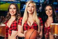 Van de serie Twin Peaks waren we al fan, van de sportbar / restaurant nu ook. Vooral van het personeel dan... (foto's)