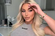 Kayley was ooit soldaat, maar heeft nu een andere bezigheid: lustig haar kleren uitgooien! (foto's)