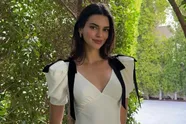 Kendall Jenner poseert in jurk, die bovenaan eigenlijk weinig jurk is: "Doe dan gewoon niks aan!" (foto's)