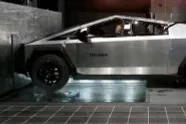 Is de Tesla Cybertruck écht zo sterk als Elon Musk beweert? Deze uitgebreide crashtest biedt het antwoord