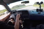 Man schakelt tegen 100 km/u van vijfde naar eerste versnelling, gewoon om te zien wat er gebeurt