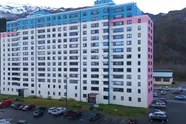 YouTubers verhuizen naar 'dystopische' stad in Alaska waar alle inwoners in hetzelfde gebouw wonen