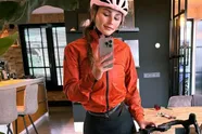 Wielerbabe Puck Moonen deelt foto na zware training in strakke sportbeha: "Wat doe je ons aan!?"