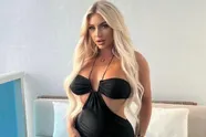 Ex-militair Kayley gaat volledig uit de kleren om haar pikante kalender voor 2025 te promoten (foto's)