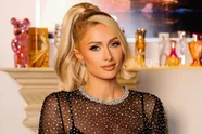 Paris Hilton zorgt voor verhitte toestanden door poedelnaakt te poseren op cover van nieuwe plaat (foto's)