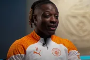 Waarom deelt Manchester City plots een foto van Jeremy Doku in zijn ondergoed (met handschoenen en muts)?