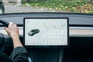Tesla-eigenaar spendeert 400 dollar om zijn sleutel in zijn hand te implanteren, zodat hij hem nooit meer vergeet